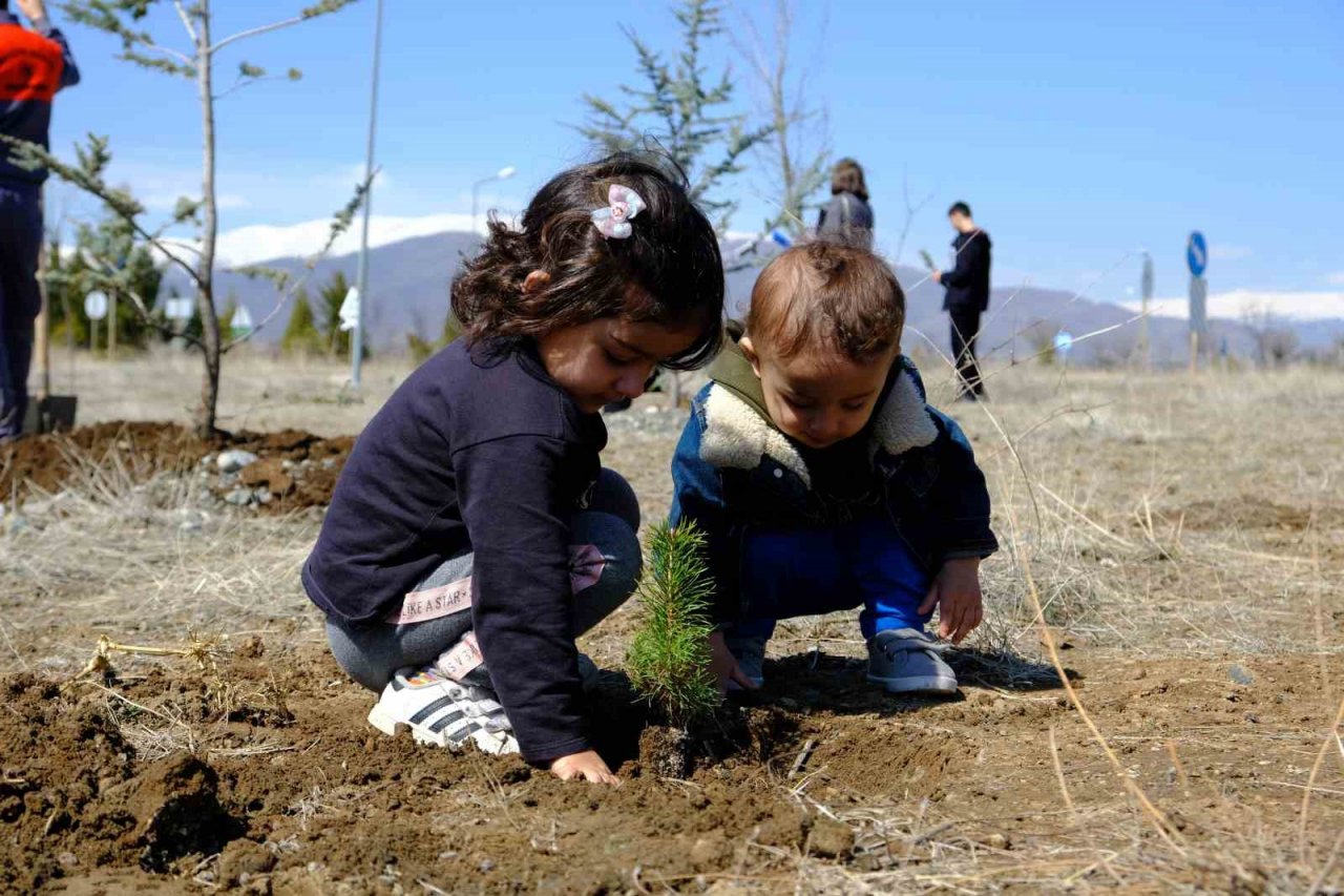 Deprem şehitleri anısına fidanlar toprakla buluştu