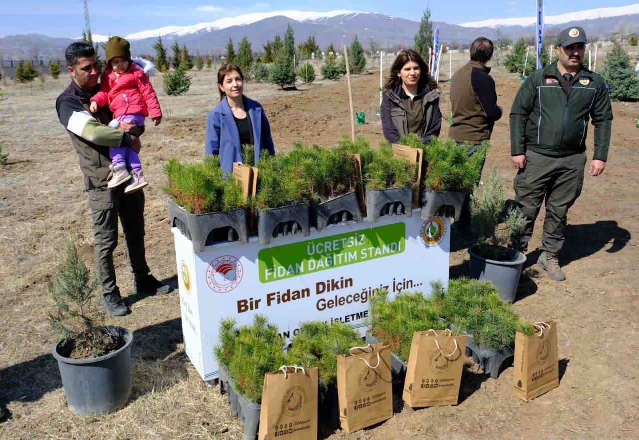 Deprem şehitleri anısına fidanlar toprakla buluştu