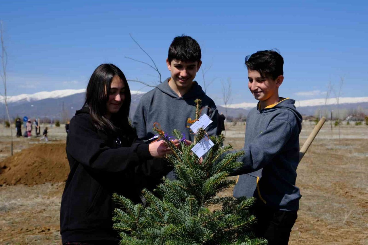 Deprem şehitleri anısına fidanlar toprakla buluştu