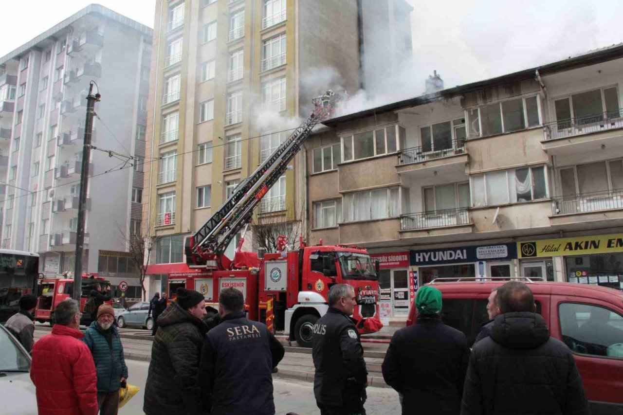 Eskişehir’de 2 katlı binada çıkan yangın paniğe neden oldu