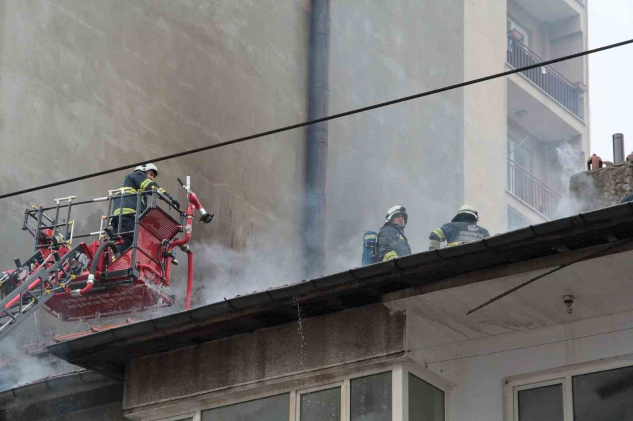 Eskişehir’de 2 katlı binada çıkan yangın paniğe neden oldu