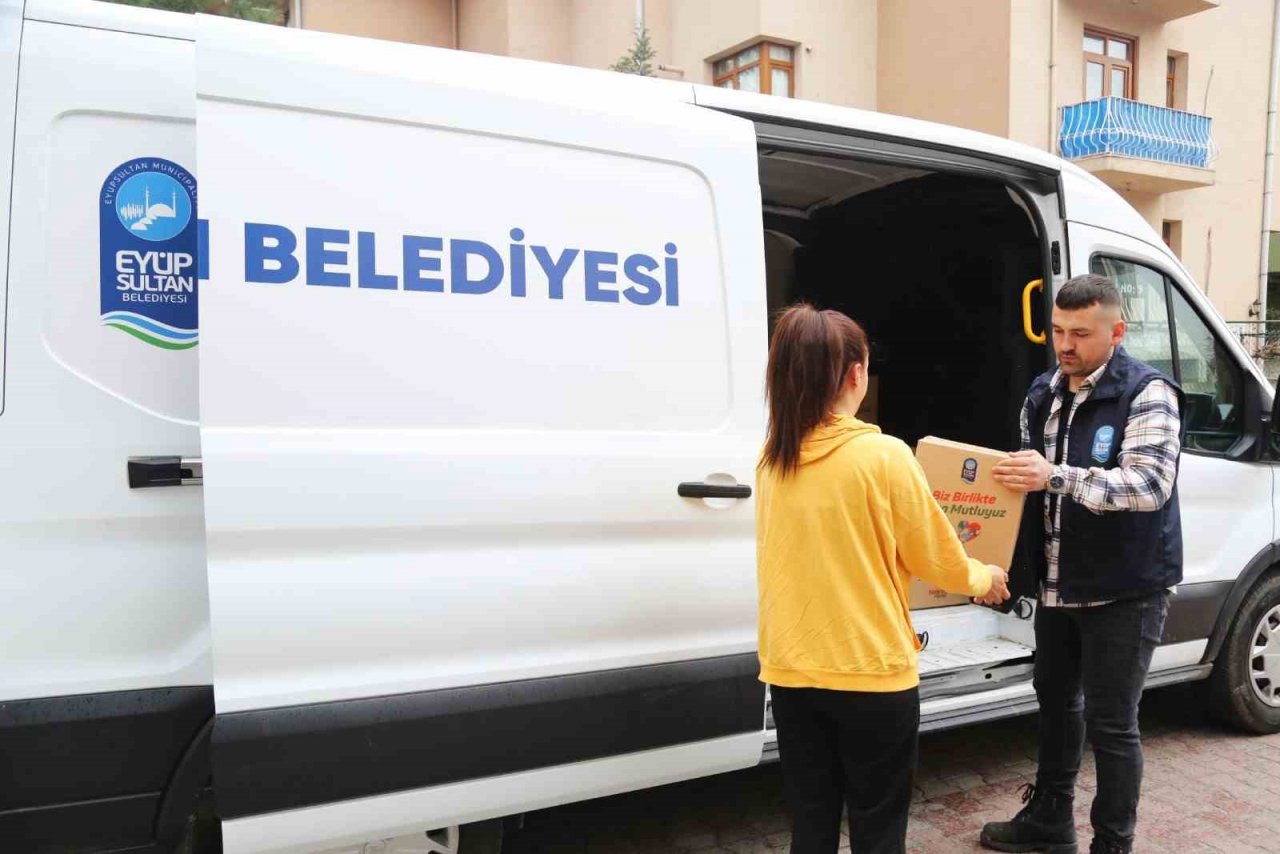 Eyüpsultan’da vatandaşlara Ramazan kolisi yardımı