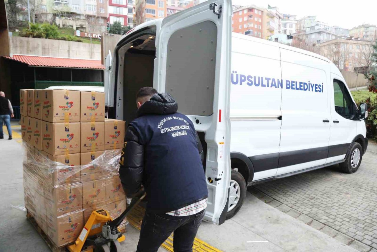 Eyüpsultan’da vatandaşlara Ramazan kolisi yardımı