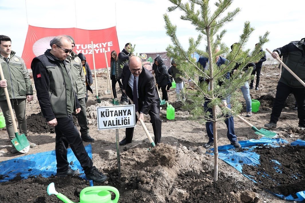 Fidanlar depremde hayatını kaybedenler anısına toprakla buluştu