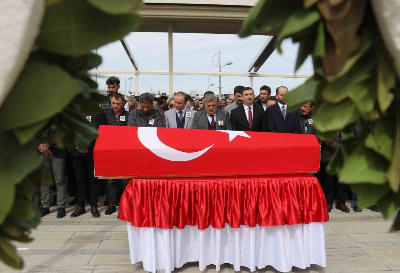 Kalp krizinden hayatını kaybeden polis memuru son yolculuğuna uğurlandı