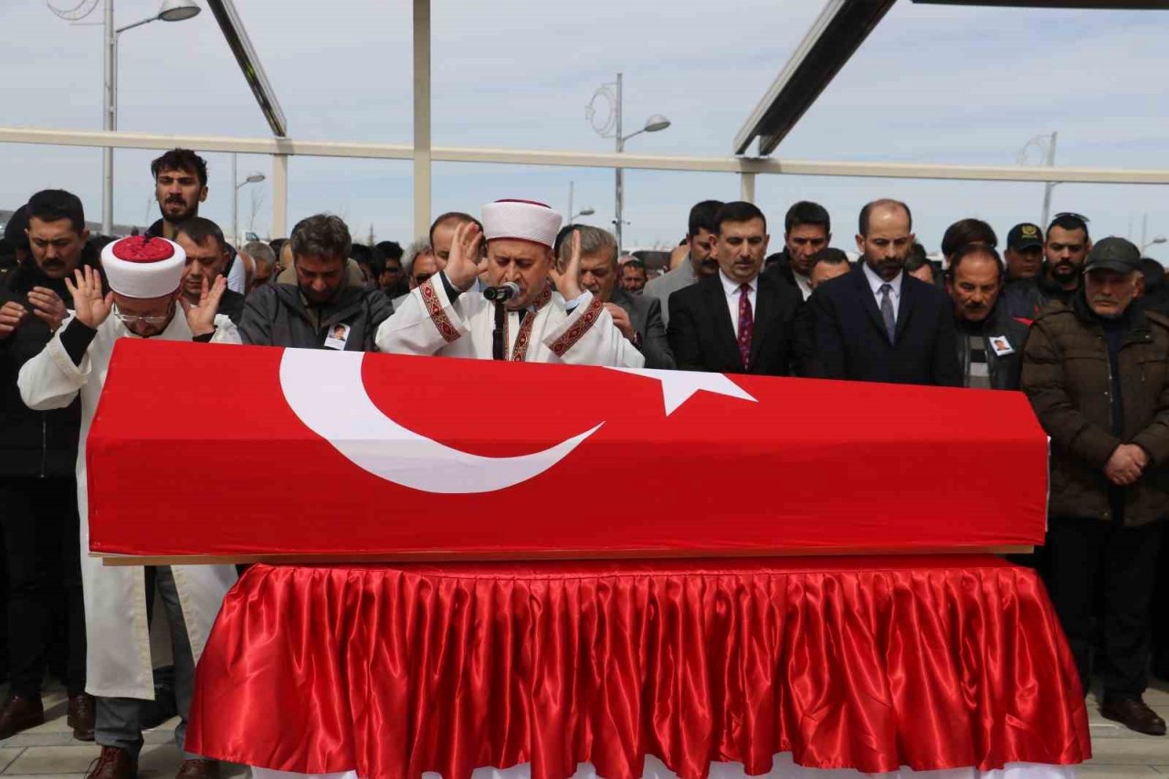 Kalp krizinden hayatını kaybeden polis memuru son yolculuğuna uğurlandı