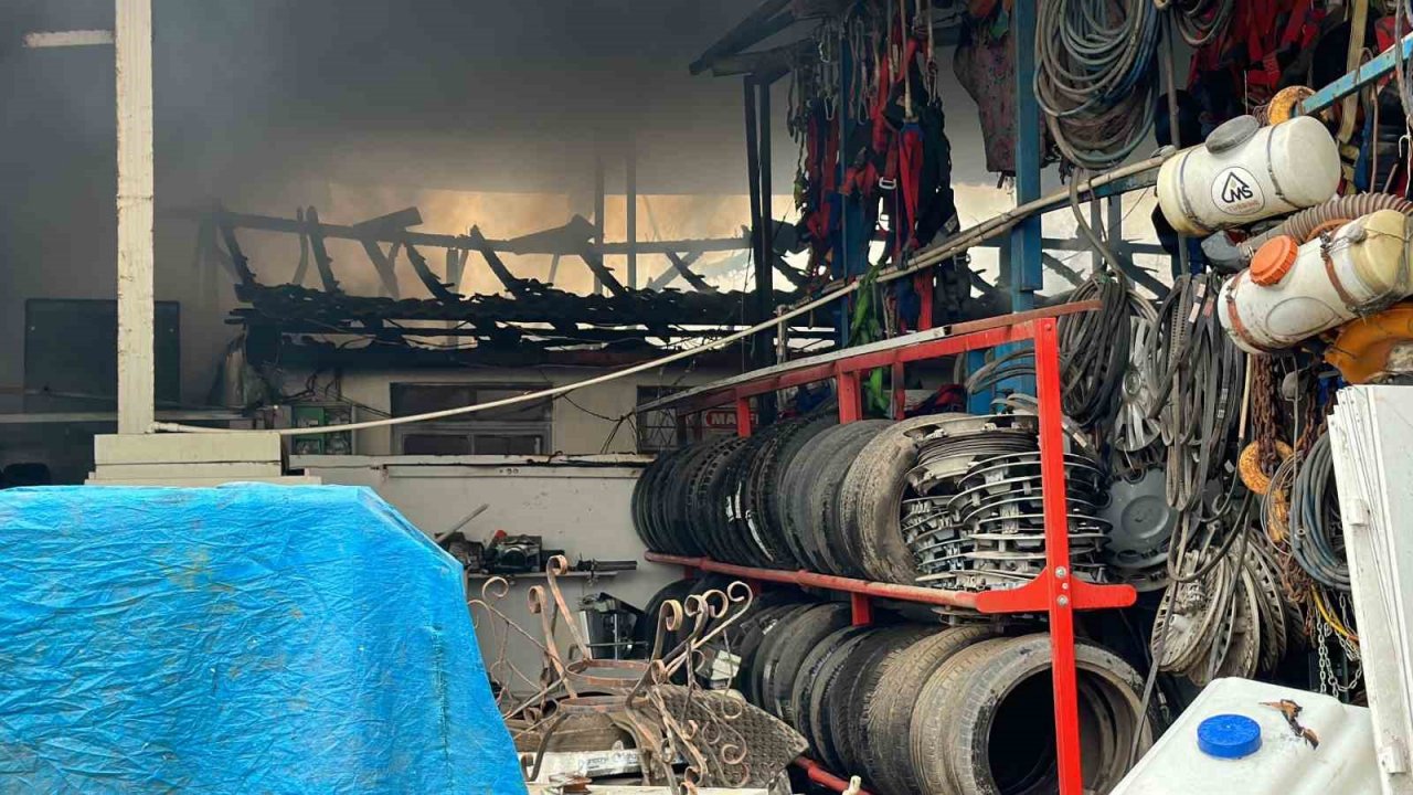 Lastik üretim tesisi alev alev yandı: Bölgedeki evler tahliye edildi