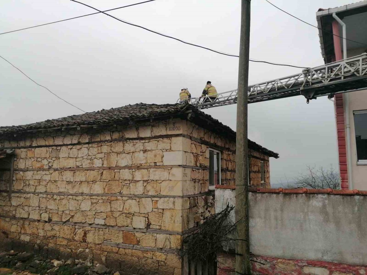 Gündüz defnedildi, akşam evi yandı