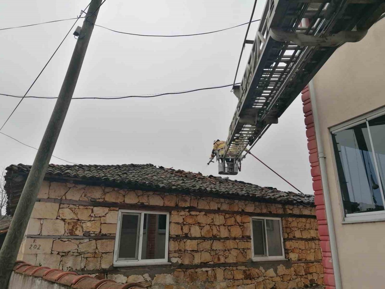 Gündüz defnedildi, akşam evi yandı