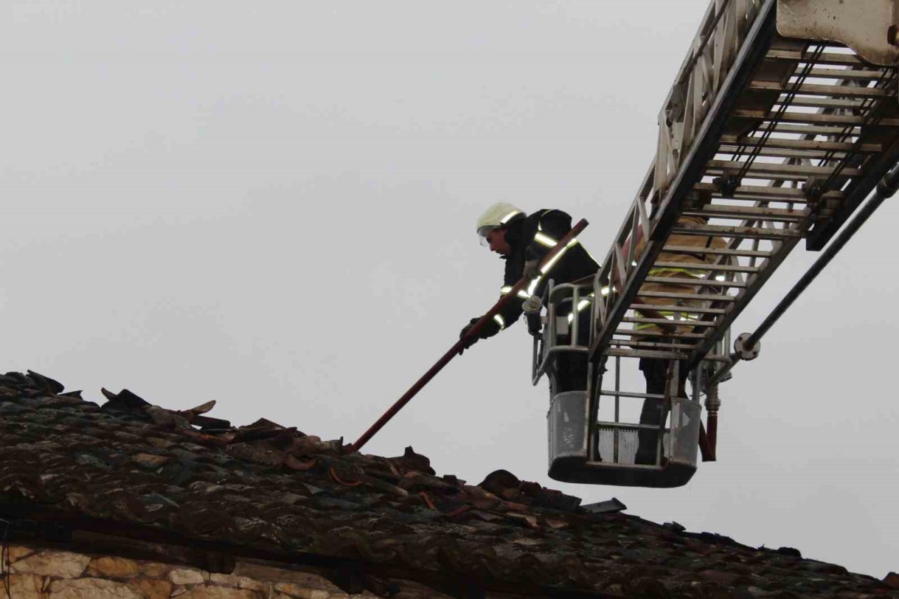 Gündüz defnedildi, akşam evi yandı