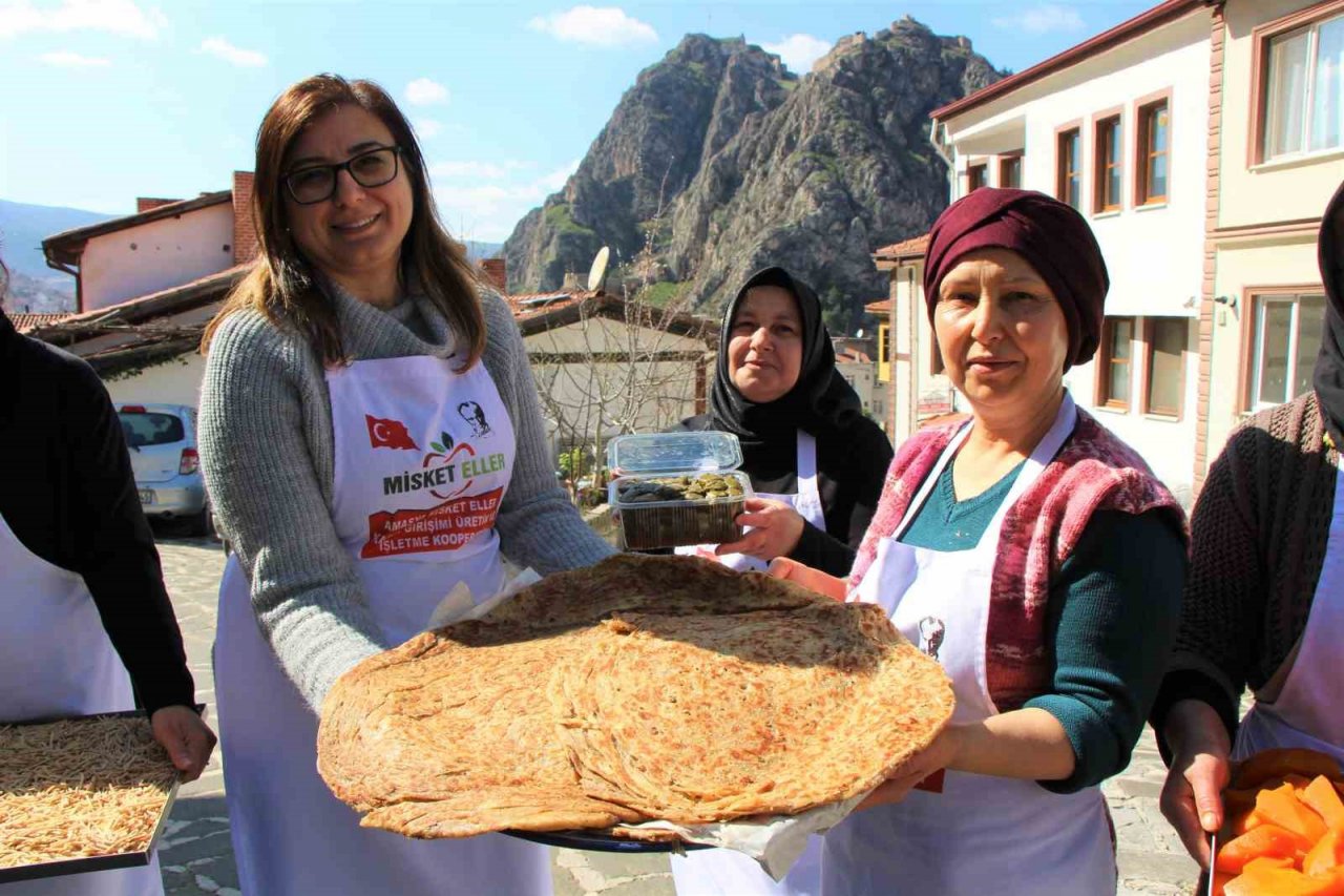 Amasyalı kadınlardan Ramazan sofraları için yağlı ve dolma hazırlığı