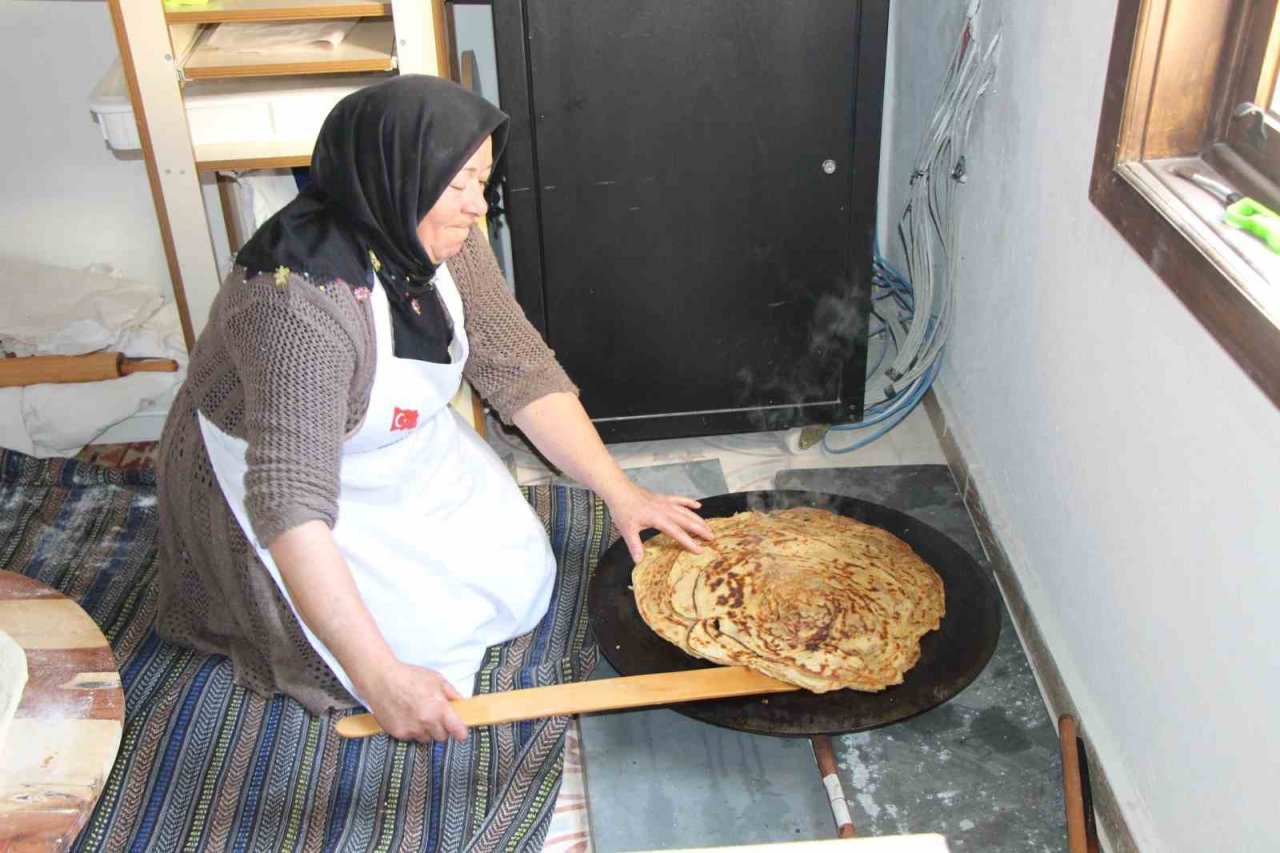 Amasyalı kadınlardan Ramazan sofraları için yağlı ve dolma hazırlığı