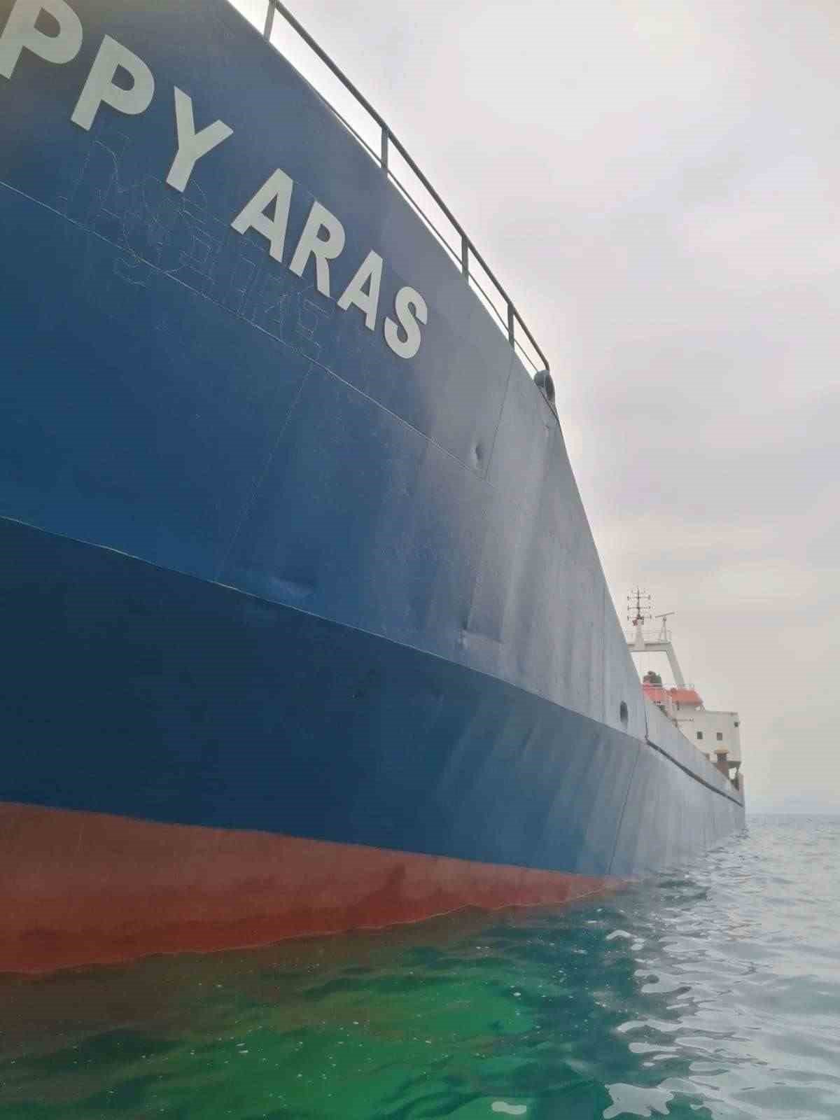 Datça’da kuru yük gemisi karaya oturdu