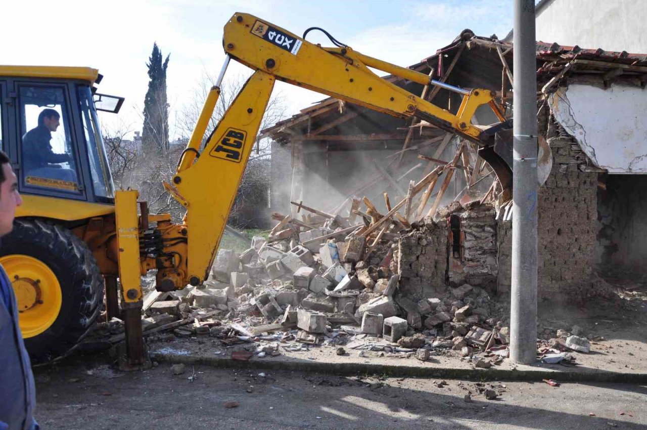 Karacabey’de 106 metruk bina yıkıldı