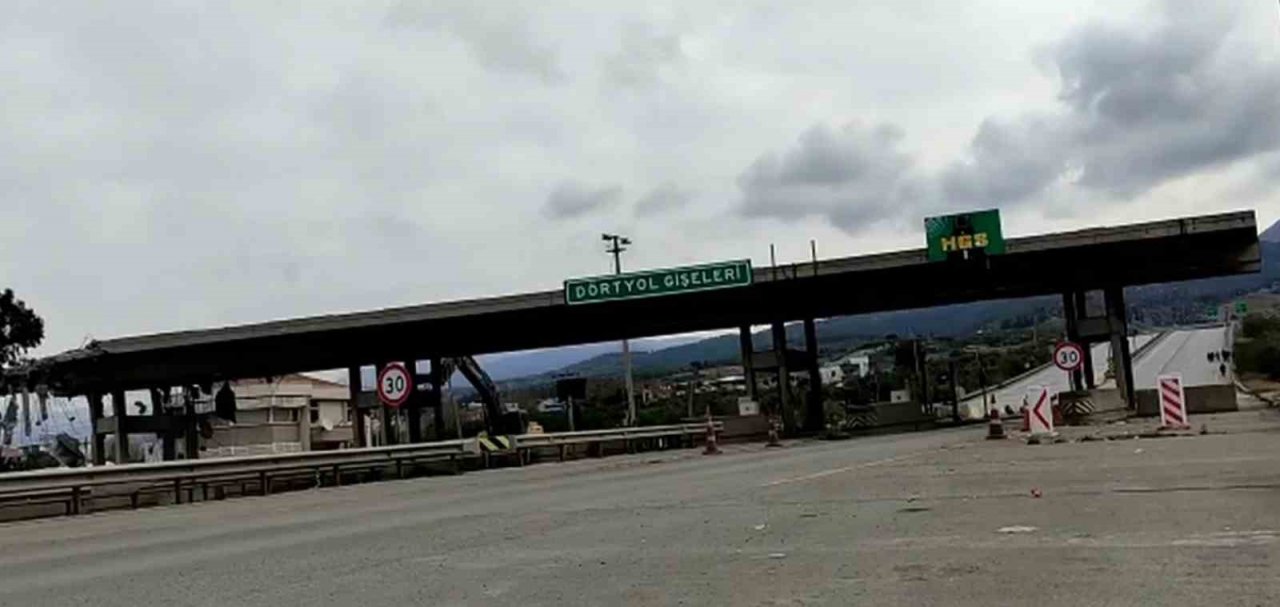 Depremde zarar gören otoyol gişelerinin beton blokları kontrollü yıkıldı