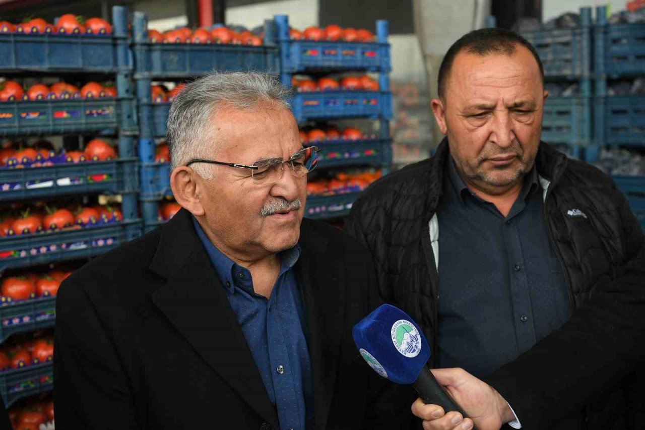 Başkan Büyükkılıç 2 kamyon yardım tırını Adıyaman’a uğurladı