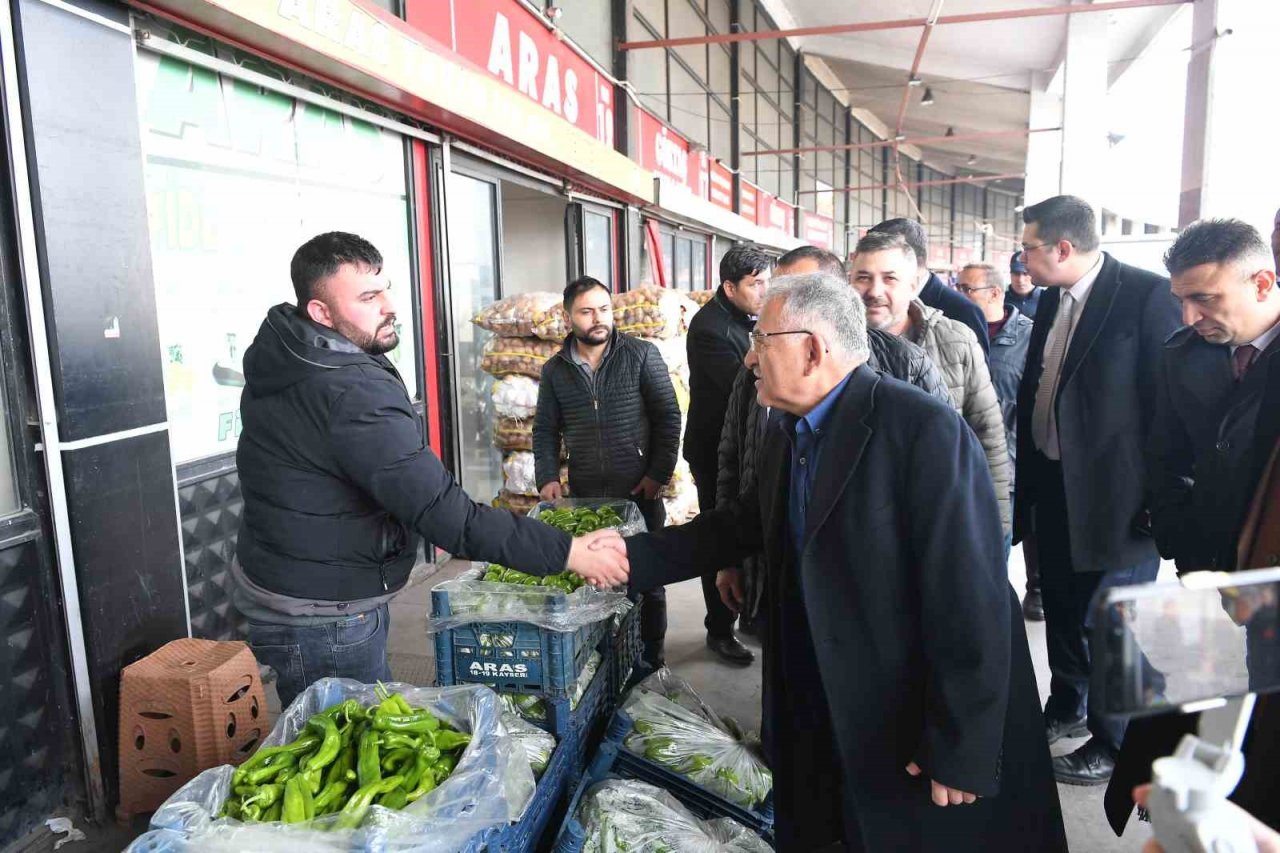 Başkan Büyükkılıç 2 kamyon yardım tırını Adıyaman’a uğurladı