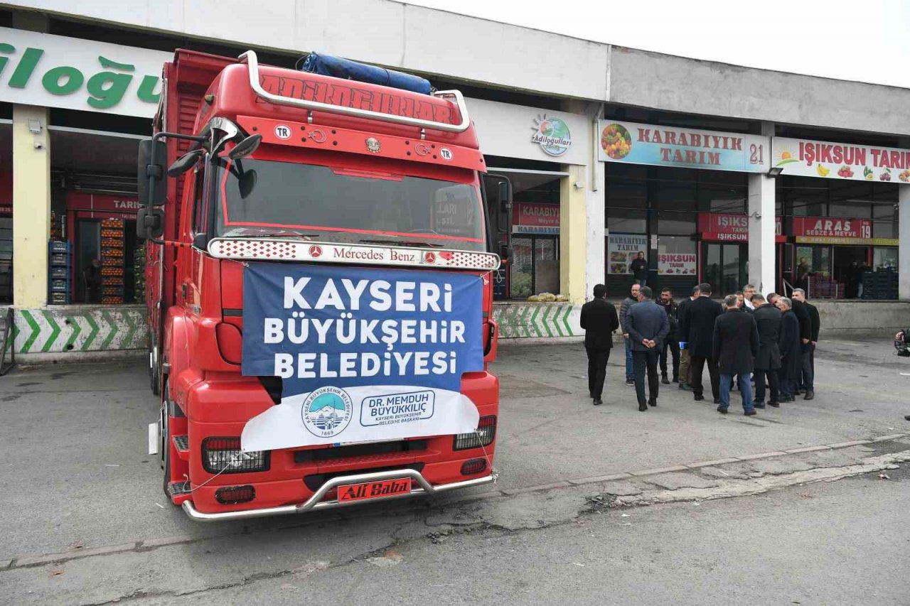 Başkan Büyükkılıç 2 kamyon yardım tırını Adıyaman’a uğurladı