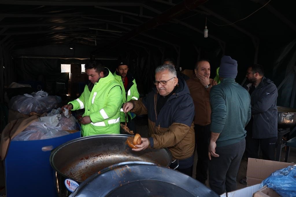 Kayseri ve Kahramanmaraş’ta iftar sofraları Büyükşehir’den