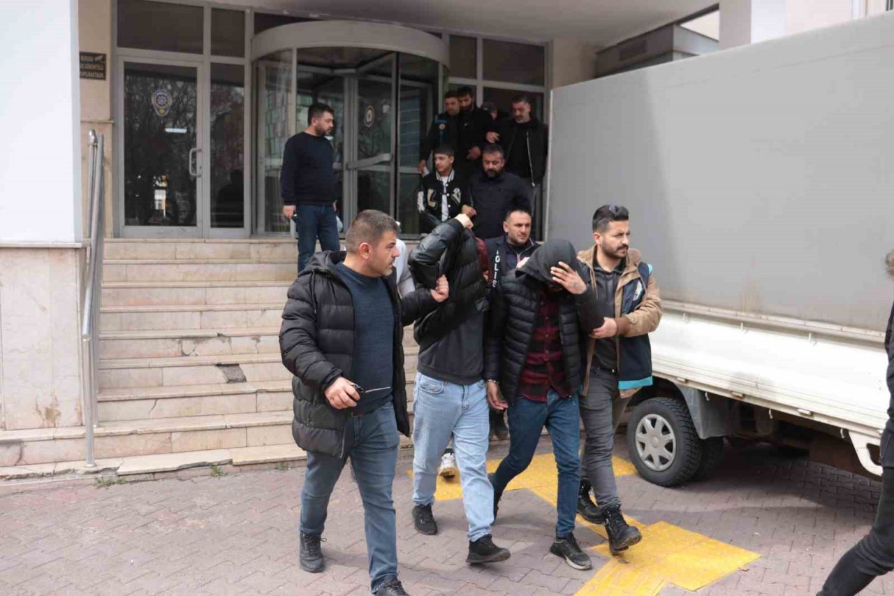 Hırsızlara 3 aylık takip sonucu operasyon: 2.5 milyon TL değerinde yanmış kablo ele geçirildi