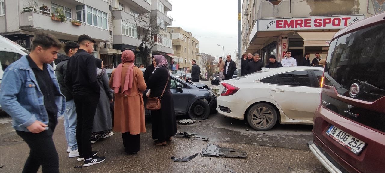 Otomobil ile ticari araç çarpıştı, kaza anı kameraya yansıdı
