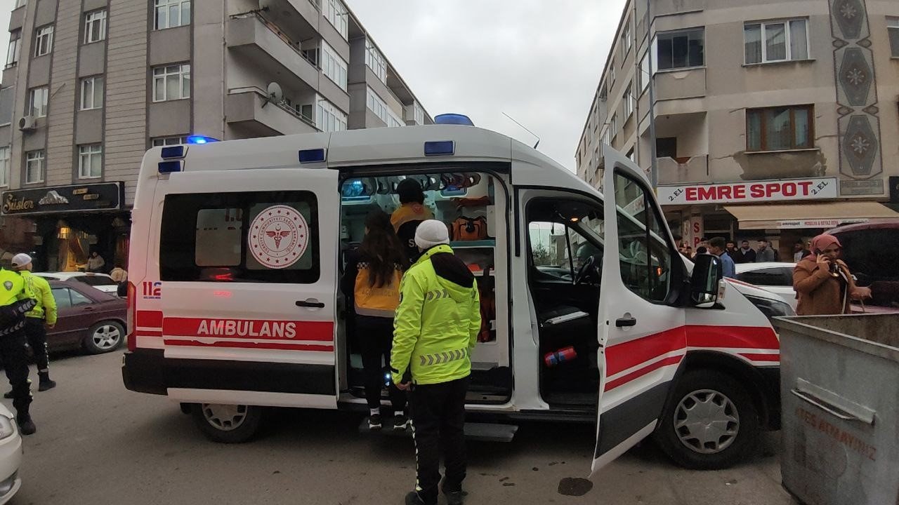 Otomobil ile ticari araç çarpıştı, kaza anı kameraya yansıdı