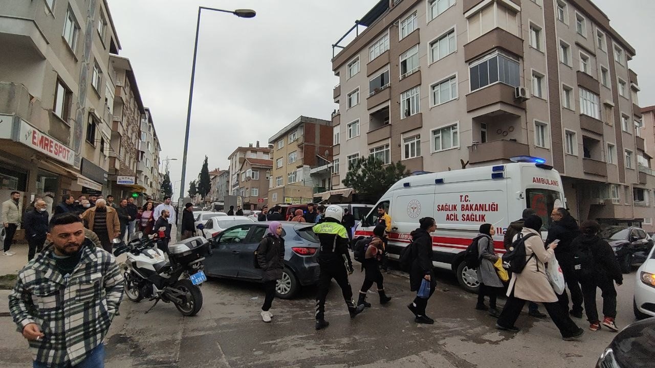 Otomobil ile ticari araç çarpıştı, kaza anı kameraya yansıdı