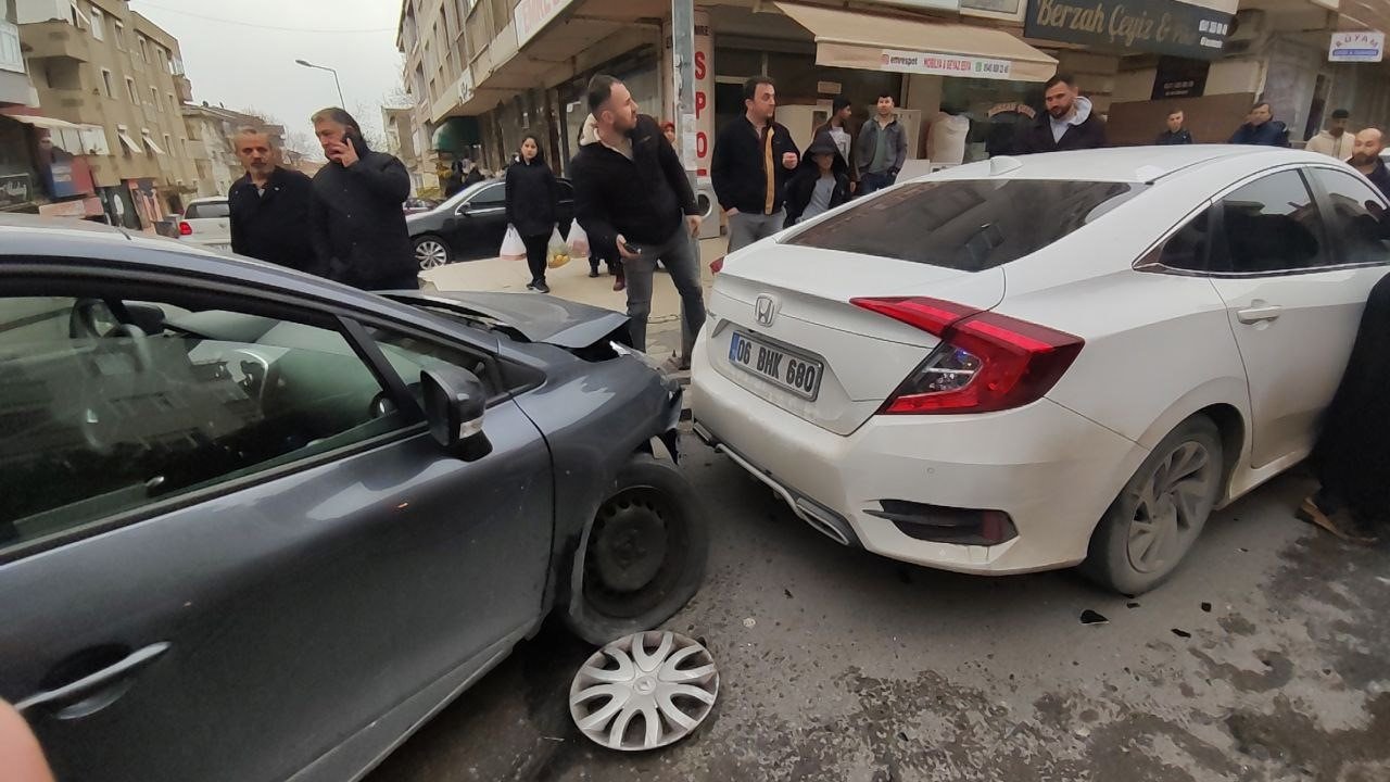 Otomobil ile ticari araç çarpıştı, kaza anı kameraya yansıdı
