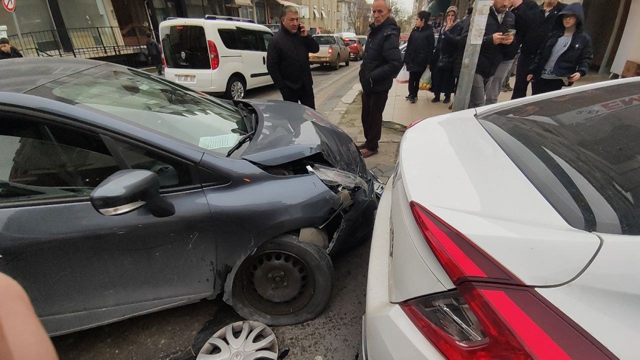 Otomobil ile ticari araç çarpıştı, kaza anı kameraya yansıdı