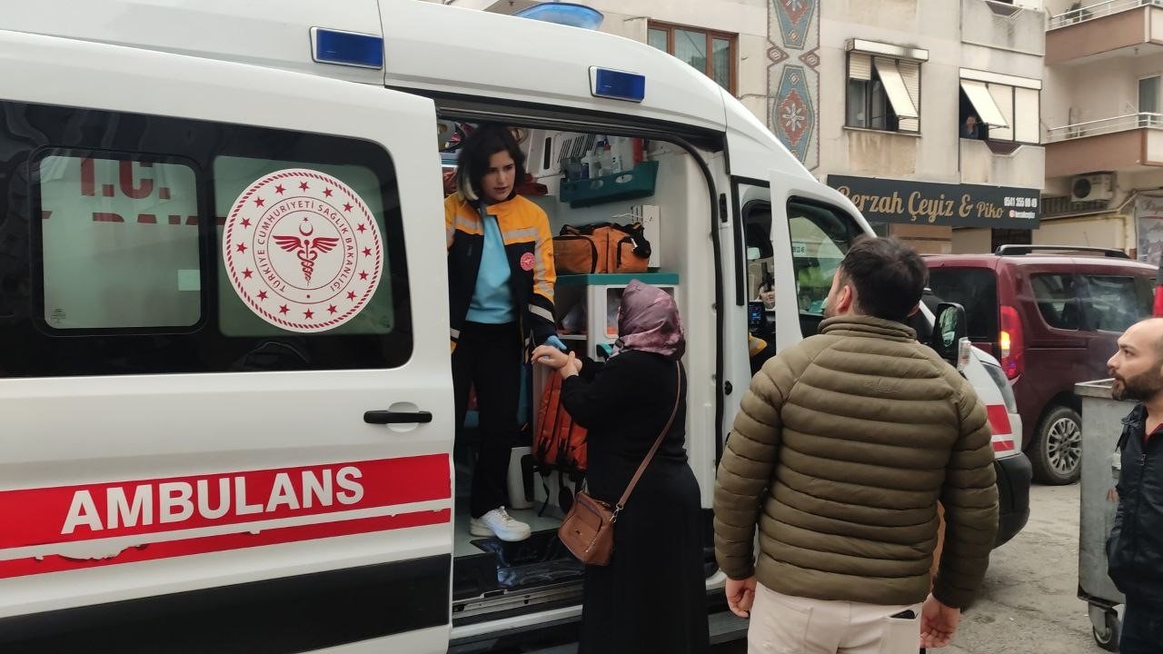 Otomobil ile ticari araç çarpıştı, kaza anı kameraya yansıdı