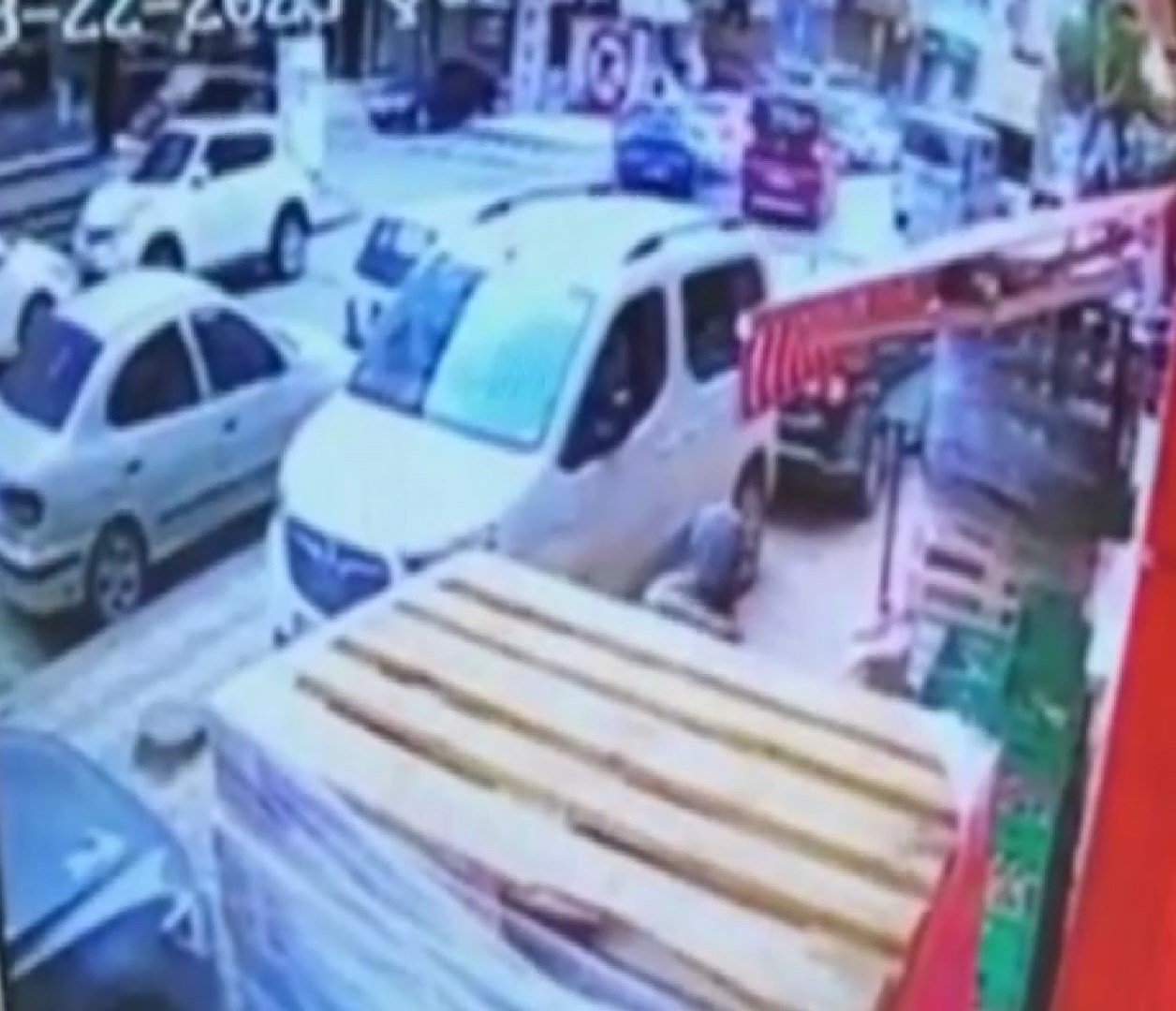 Otomobil ile ticari araç çarpıştı, kaza anı kameraya yansıdı