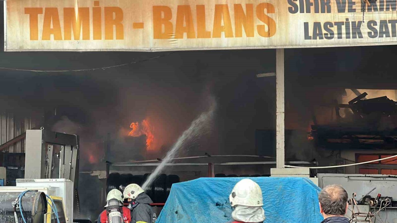 Lastik üretim tesisi alev alev yandı: Bölgedeki evler tahliye edildi
