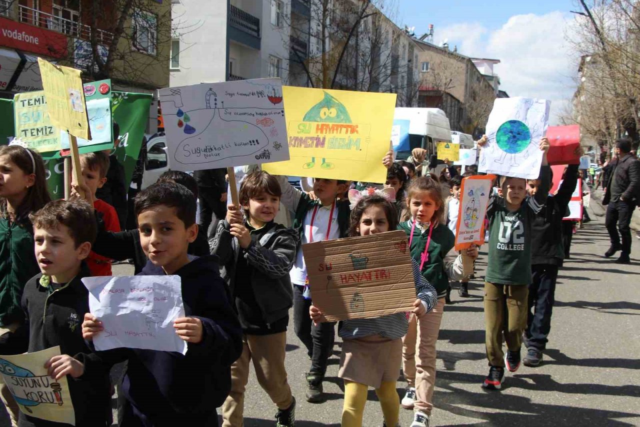 Bingöl’de minikler “su tasarrufu” için yürüdü