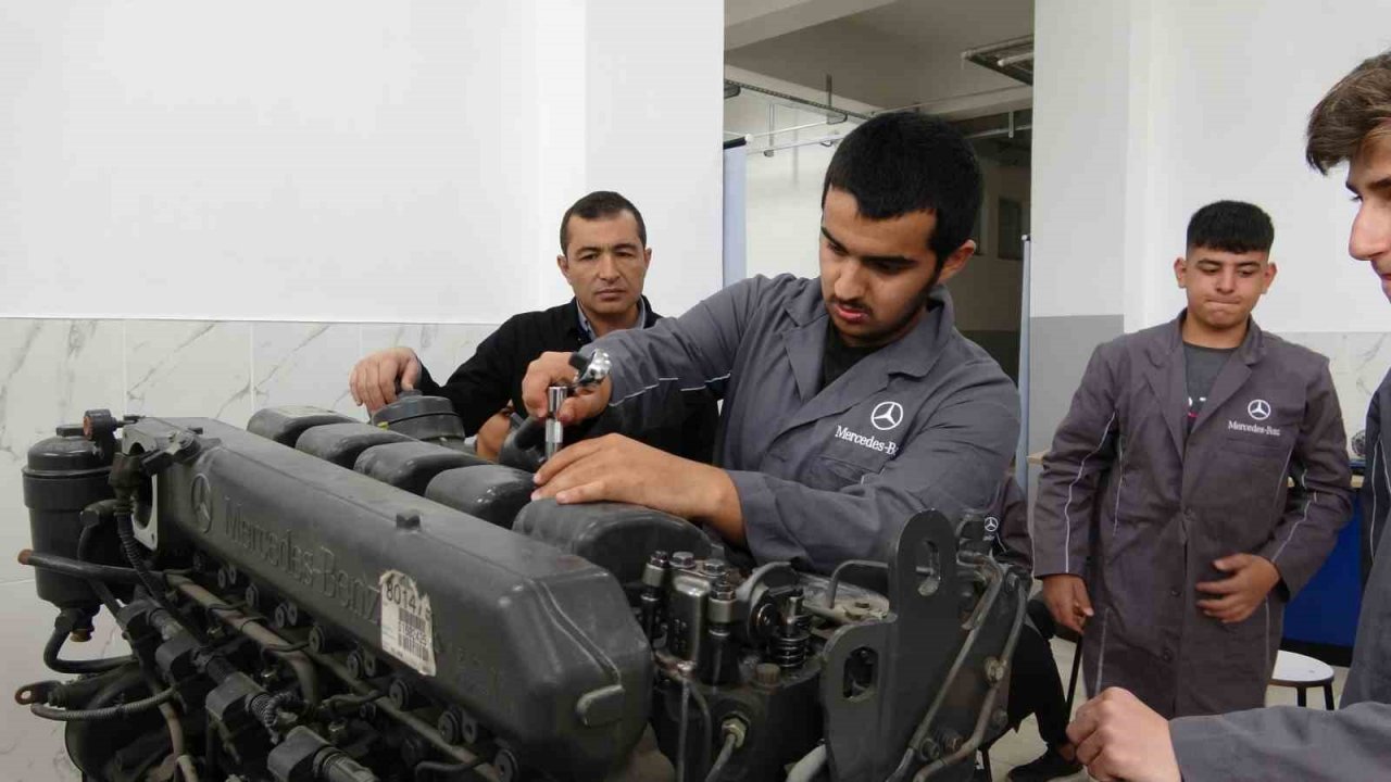 Kızıltepe’de bu okuldan çıkan öğrenciler Alman devi firmalarda çalışma imkanı buluyor