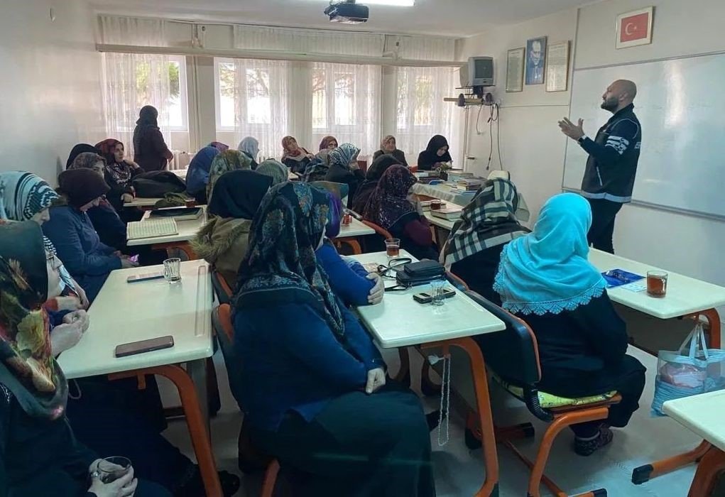 Narkotik polisleri annelere madde bağımlılığını anlattı