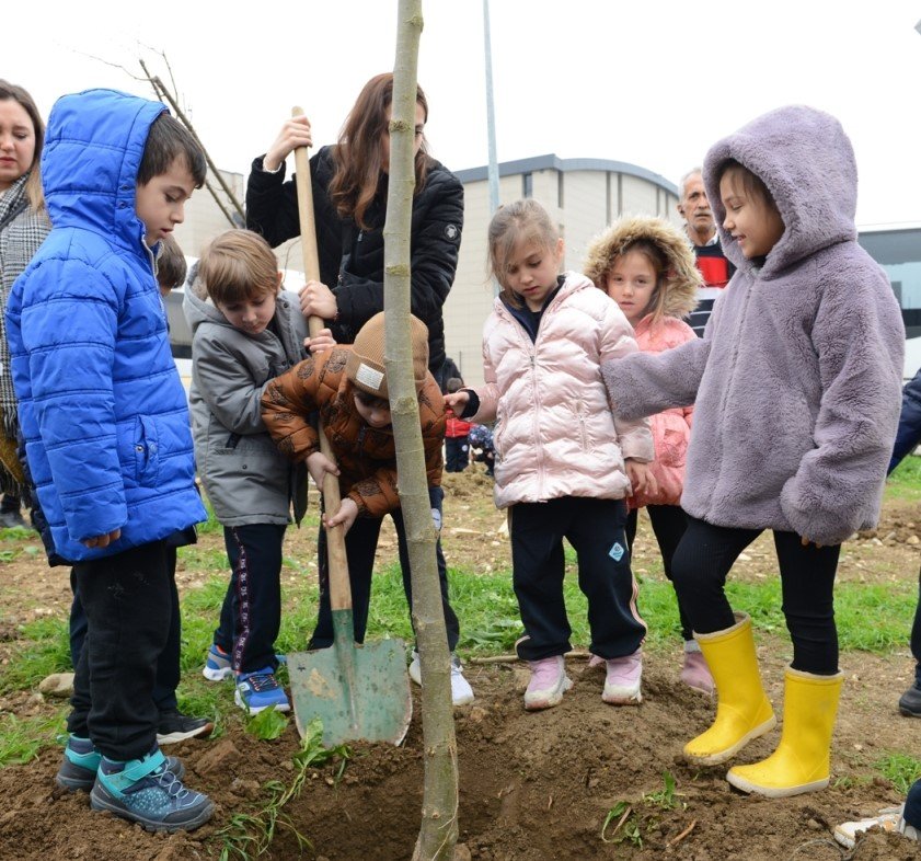 Nilüfer’de öğrenciler gelecekleri için fidan dikti