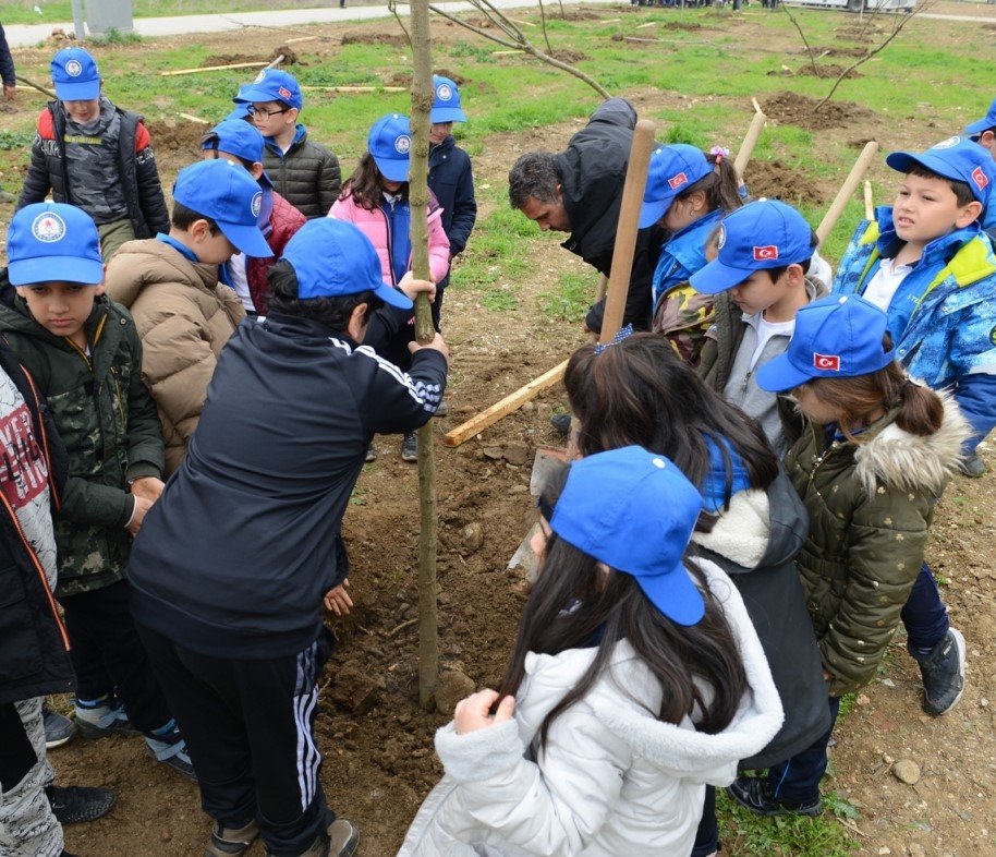 Nilüfer’de öğrenciler gelecekleri için fidan dikti