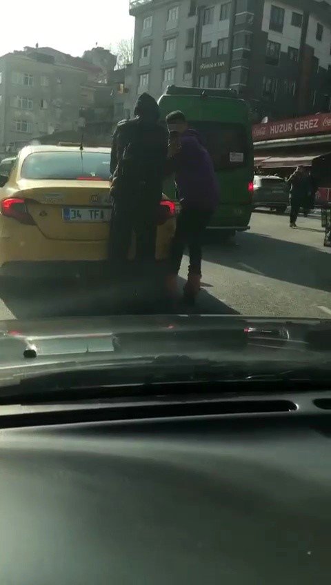 Taksiye tutunan patenli 2 gencin tehlikeli yolculuğu kamerada