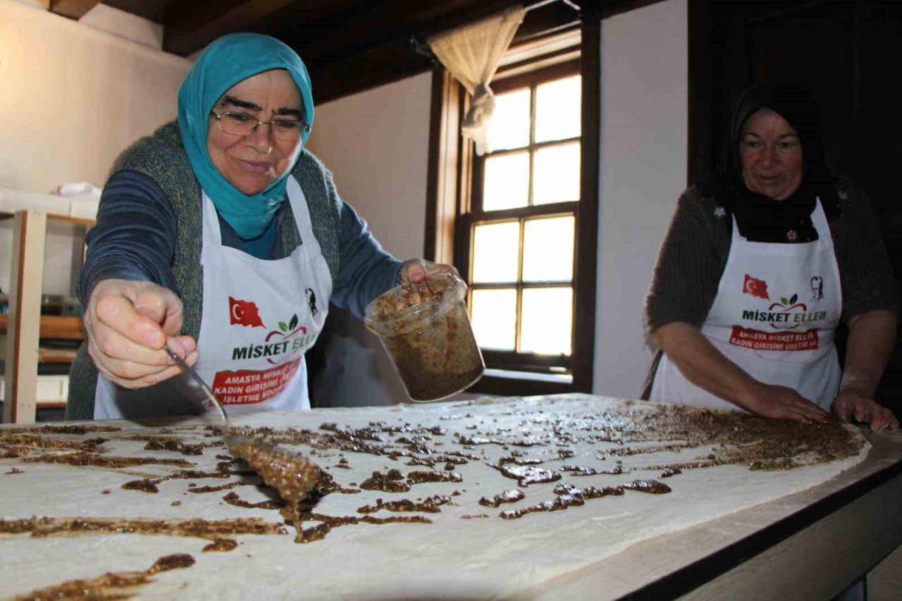 Amasyalı kadınlardan Ramazan sofraları için yağlı ve dolma hazırlığı