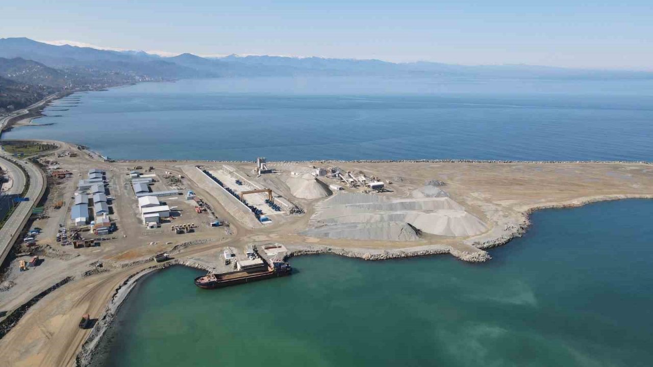 Rize’de yapımı devam eden Lojistik Merkezinin liman dolgusunun yüzde 40 tamamlandı