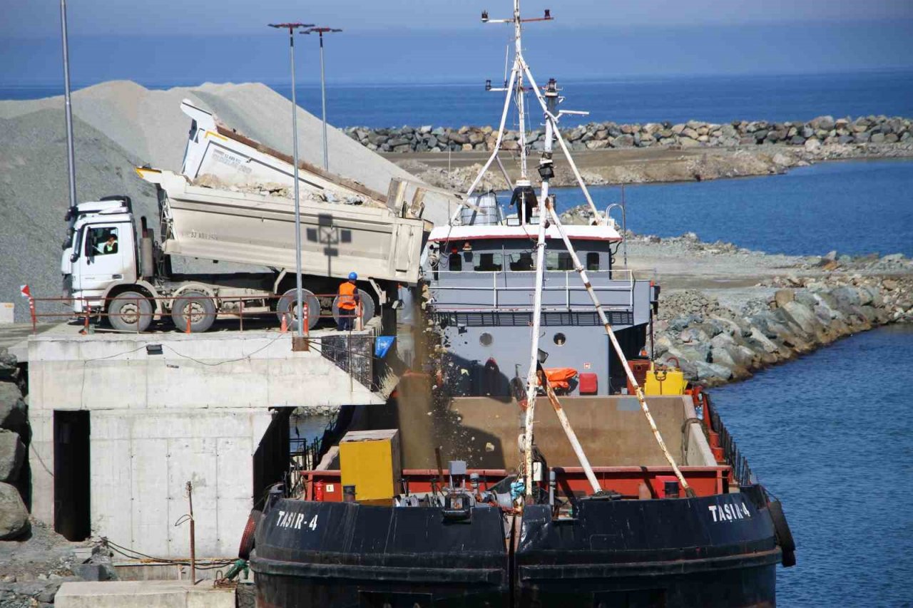 Rize’de yapımı devam eden Lojistik Merkezinin liman dolgusunun yüzde 40 tamamlandı