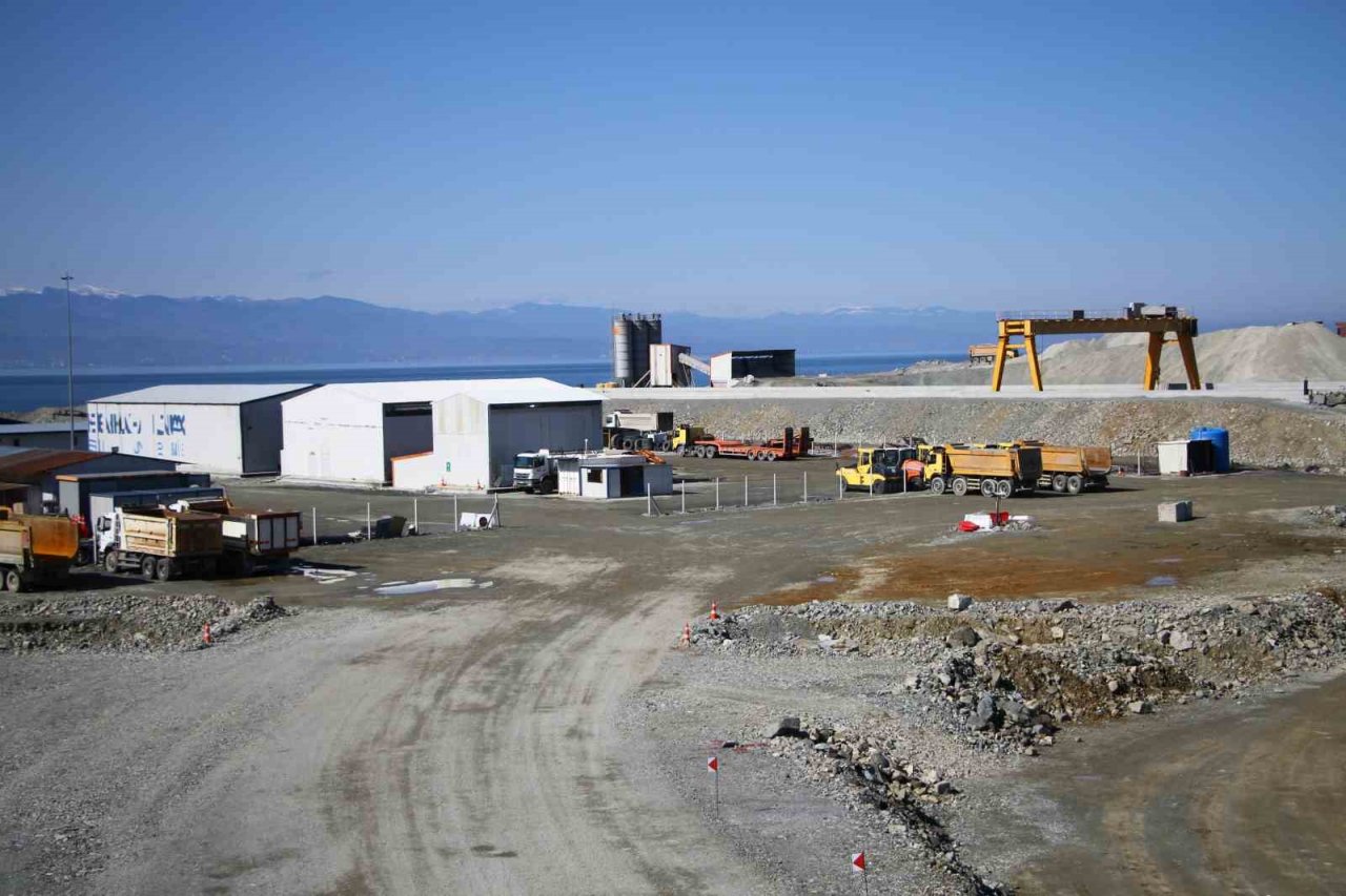 Rize’de yapımı devam eden Lojistik Merkezinin liman dolgusunun yüzde 40 tamamlandı