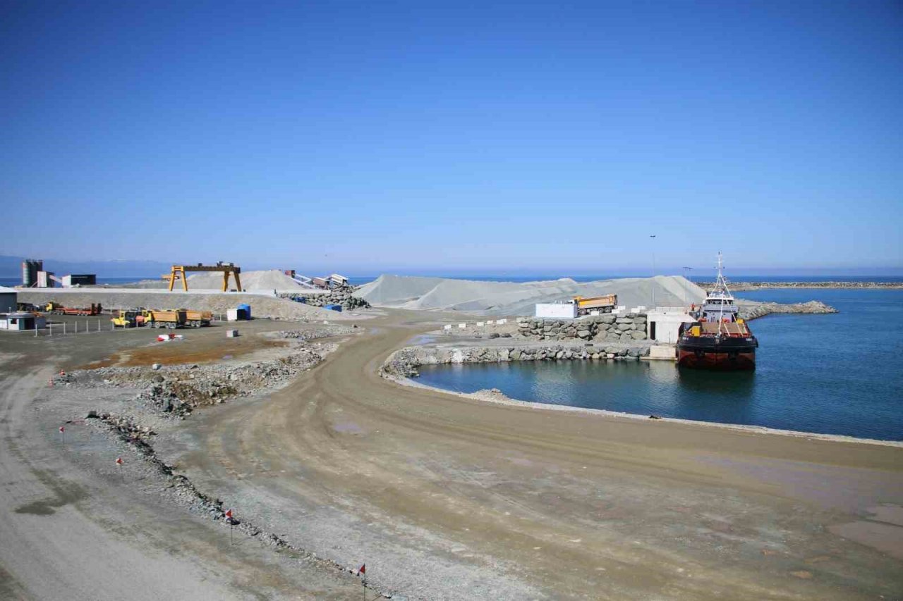 Rize’de yapımı devam eden Lojistik Merkezinin liman dolgusunun yüzde 40 tamamlandı