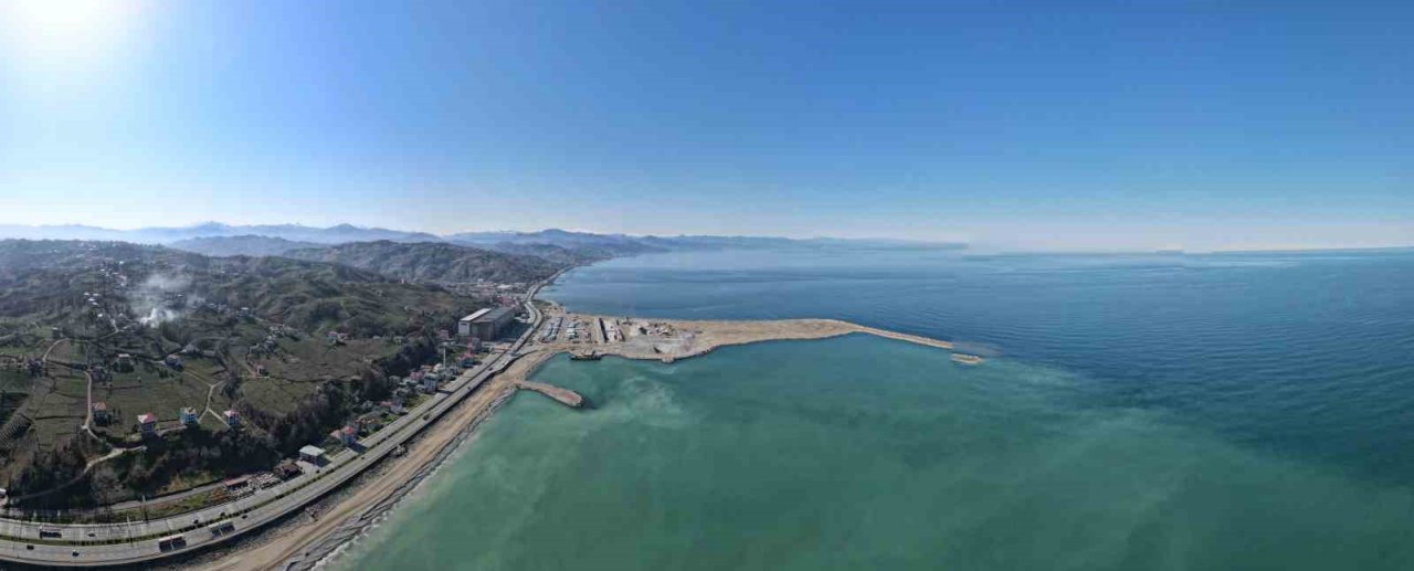 Rize’de yapımı devam eden Lojistik Merkezinin liman dolgusunun yüzde 40 tamamlandı