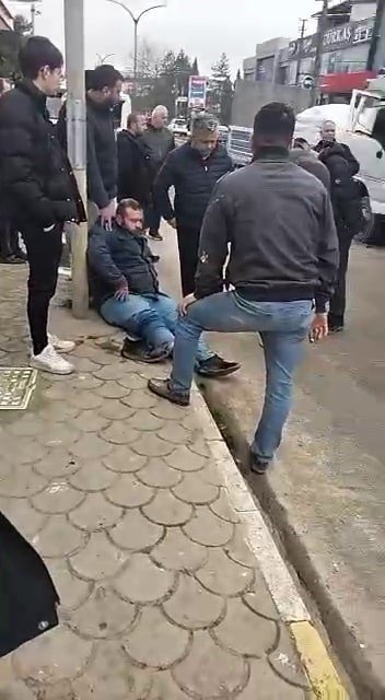 İnşaat malzemesi yüklü kamyonet, tıra arkadan çarptı: 1 yaralı