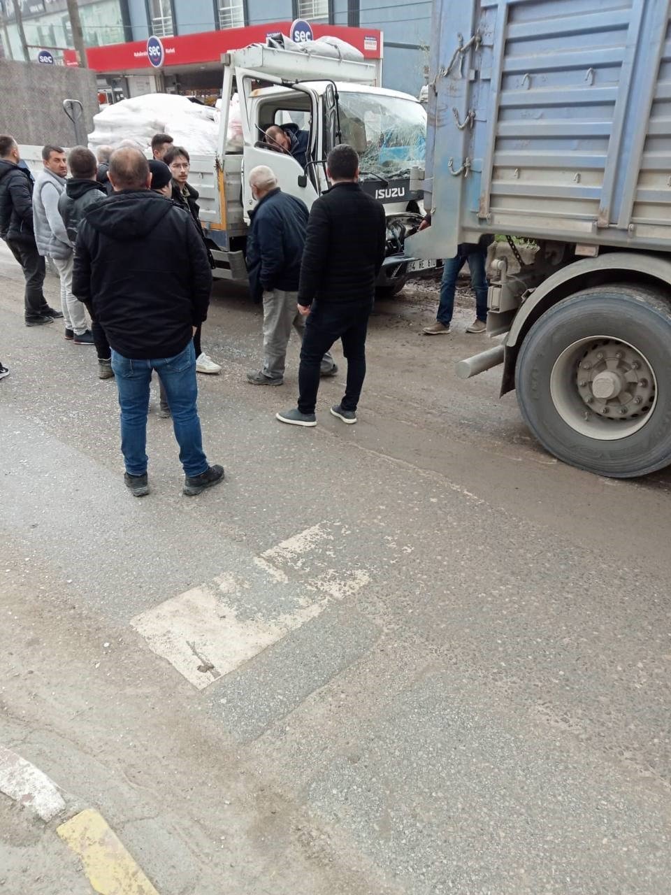 İnşaat malzemesi yüklü kamyonet, tıra arkadan çarptı: 1 yaralı