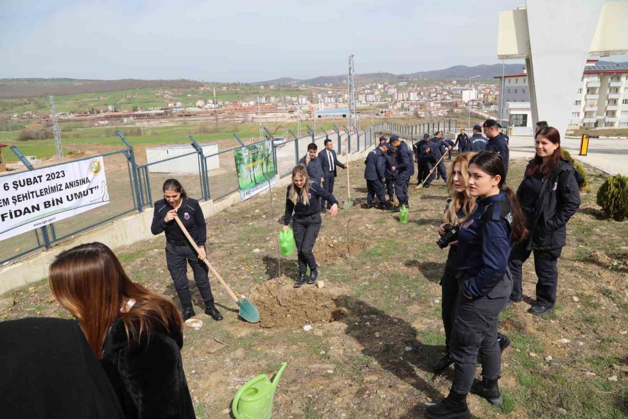 Depremde hayatını kaybedenler anısına fidan diktiler