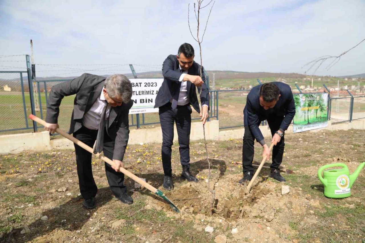Depremde hayatını kaybedenler anısına fidan diktiler