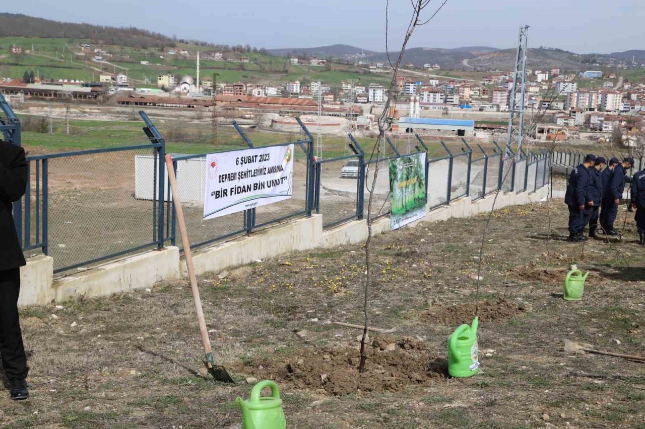 Depremde hayatını kaybedenler anısına fidan diktiler