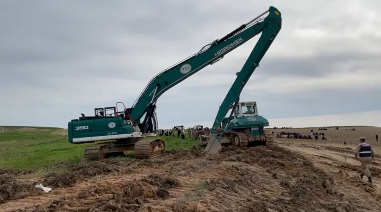 Şanlıurfa’da sele kapılan sürücünün tır dorsesine ulaşıldı